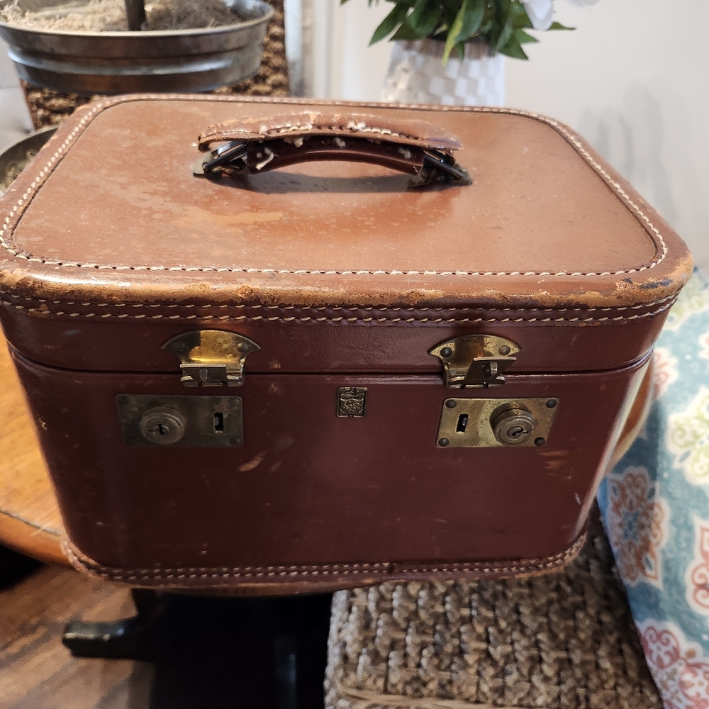 US Trunk Company leather  train case, vintage